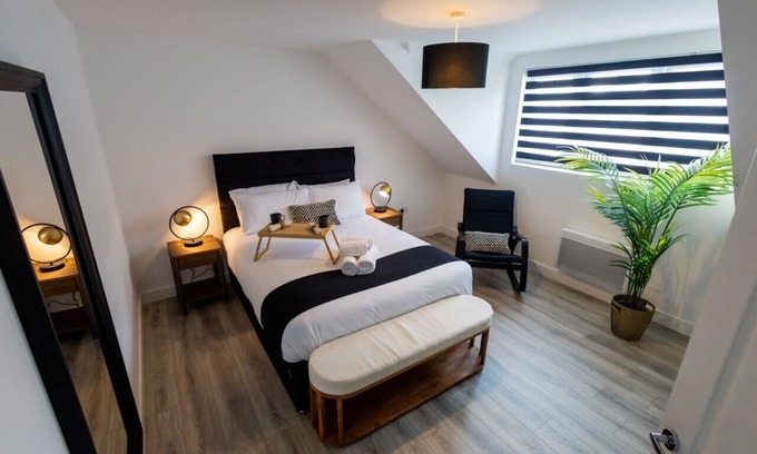 Watford Apartment | Modern 3-Bed Watford Flat - Prime Location Near London