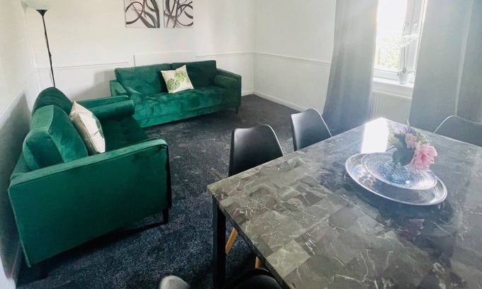 Coatbridge Apartment | Modern 3 bedroom apartment with private driveway