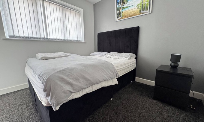 Greetland House | Modern 3 Bedroom Holiday Home - Private Parking - sleeps 12 - 2 Min M62