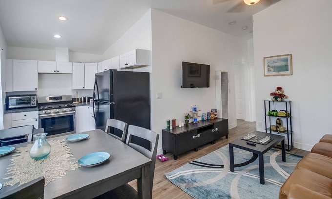 Lincoln Acres House | Modern 3-Bedroom Home 15-min to SD Downtown w Free Laundry, Wi-Fi and a Crib
