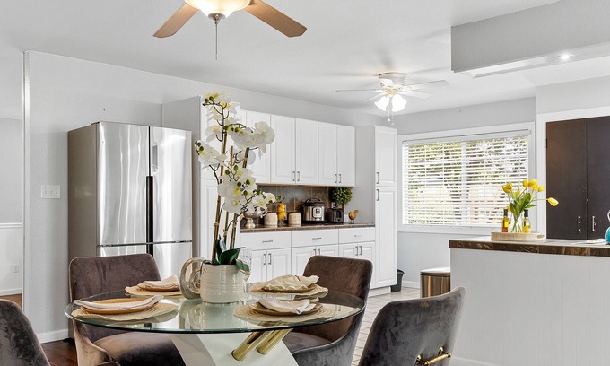 Modesto House | Modern 3 Bedroom Home with Free Wi-fi and Netflix