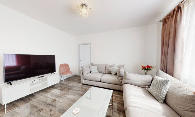 Hounslow South House | Modern 3 Bedroom House with Garden and free Onsite Parking for 2 Cars