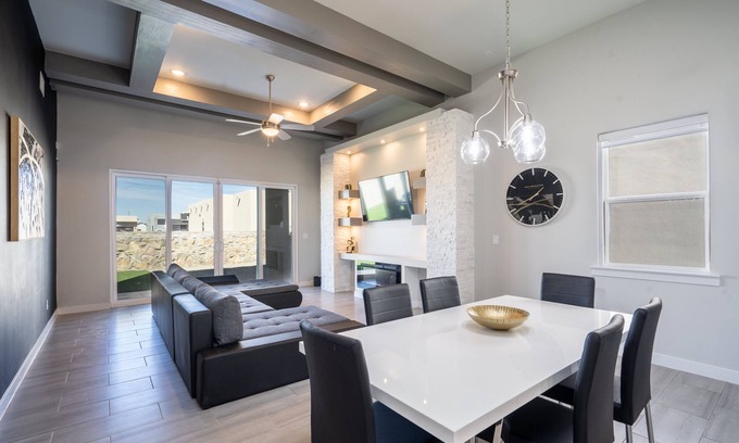 Biggs Field House | Modern 3 Bedroom House with Upgraded Showers
