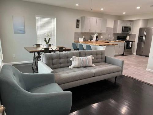 Harlandale House | Modern 3B2B home near Lackland and downtown