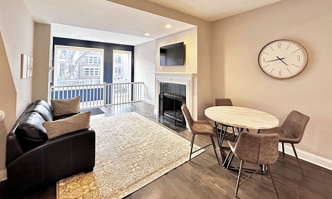 Old Town Condo | Modern 3BDR in Old Town - walk to Lake Michigan, Wells St, Red & Brown lines