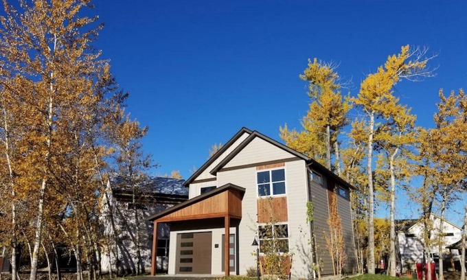 Four Corners House | Modern 3Bdrm Farmhouse | River Access & Hot Tub