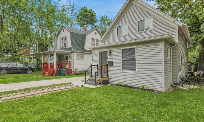 Lansing House | Modern 3BDRM Near Downtown & MSU