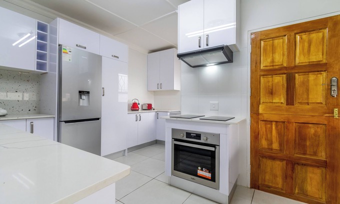 Kempton Park House | Modern 3bed House - Johannesburg Airport - In Security Complex with Pool