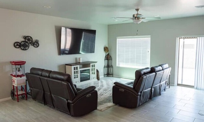 Las Cruces House | Modern 3BR 2BTH PoolTable 86INTV