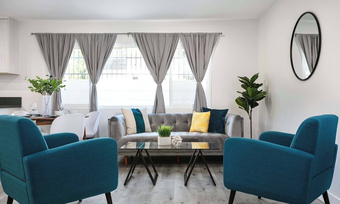 Glendale Apartment | Modern 3BR Apt | Parking in Glendale