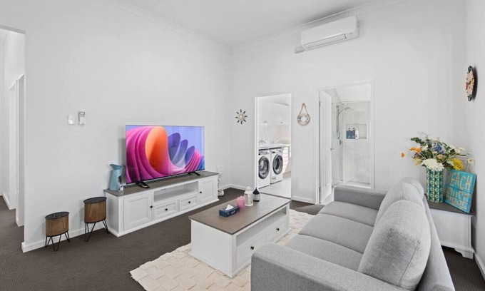 Herston House | Modern 3BR Retreat | 2 Baths| Near RBWH & Brisbane
