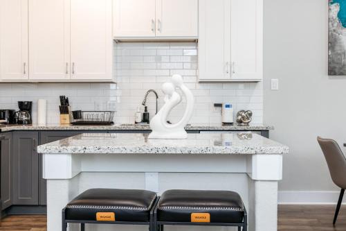 Southeast Houston House | Modern 3BR Retreat - Smart TVs - Fast WiFi - Near Downtown - Med Center - NRG Stadium - Private Backyard