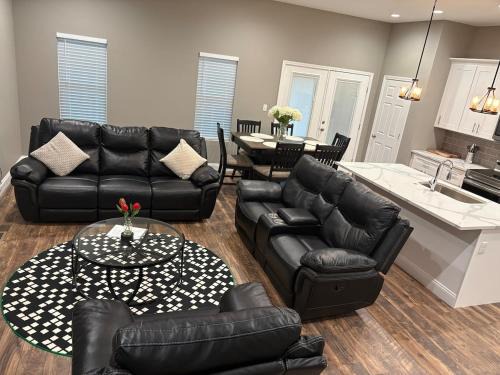 DeBaliviere Place Apartment | Modern 3BR Townhouse in St Louis