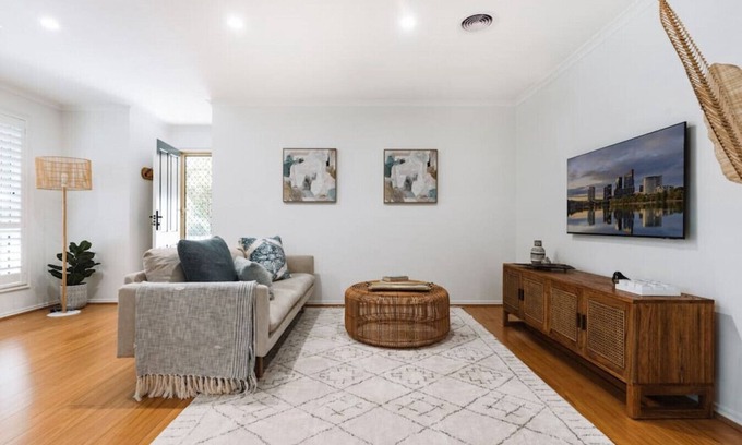 Lyons House | Modern 3BR with Courtyard in Lyons