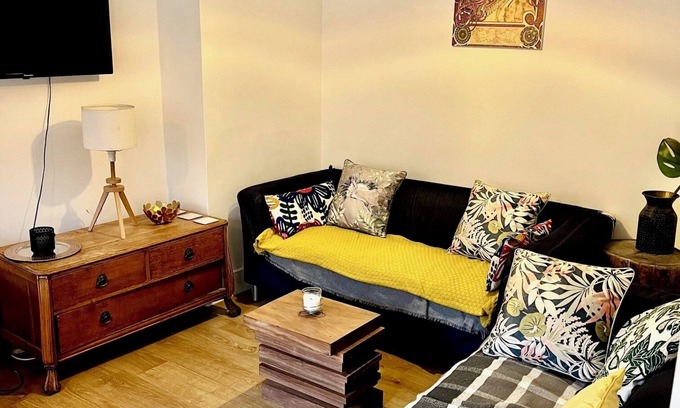 Stratford and New Town House | Modern 4 Bed home w/Private Garden in Stratford!