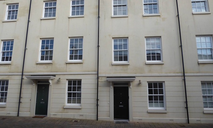 Devonport House | Modern 4 bed Townhouse in Mountwise with study