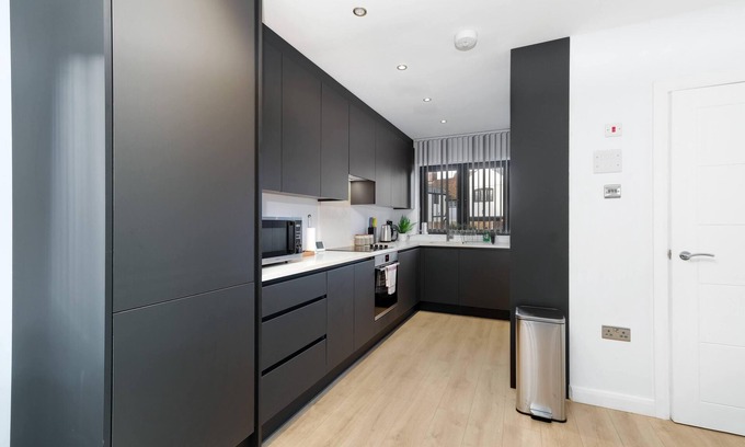 Slough House | Modern 4 Bedroom House 01 With Parking in Farnham Royal, Slough