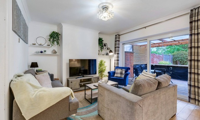 London Borough of Hounslow House | Modern 4 Bedroom House with Garden in Feltham