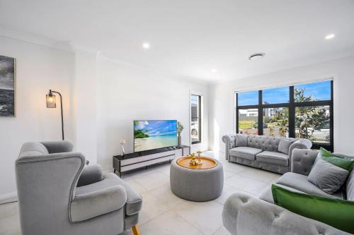 Denham Court House | Modern 4BD Family Retreat Near Leppington