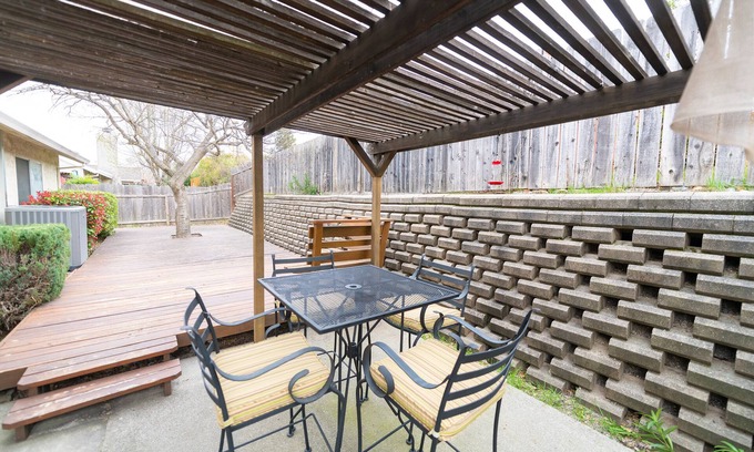 North Hilltop House | Modern 4BR Home CALDWELL PARK | ARCADE & PARKING