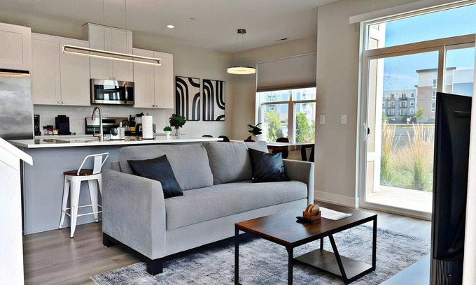 Warrenville Apartment | Modern 4BR Townhouse w/Parking & Lake Views