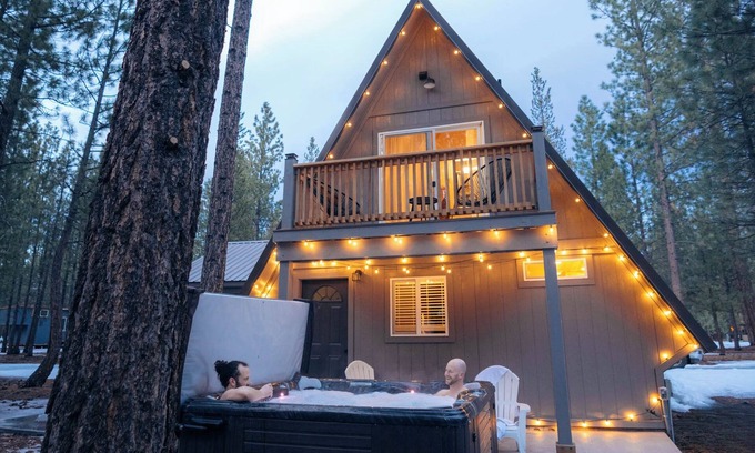 La Pine Cabin | Modern A-Frame cabin w/hot tub close to Bend, Crater Lake, Mt Bachelor resort