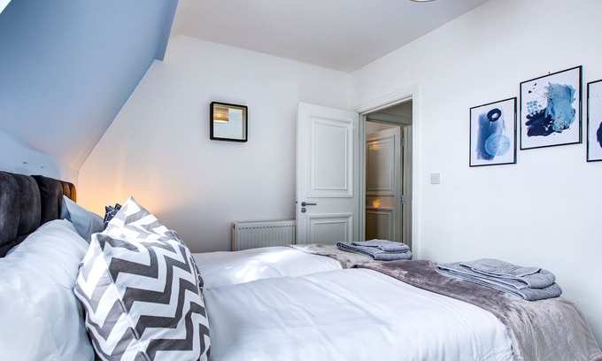 Radlett Apartment | Modern and Cozy 2BR Apartment