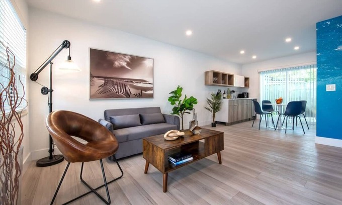 Poinciana Park Hotel | Modern and Cozy Apartment in Fort Lauderdale
