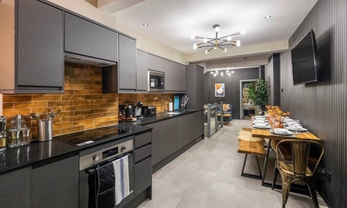 King's Cross Apartment | Modern and Funky 3-BR Flat with Games Room and Sauna