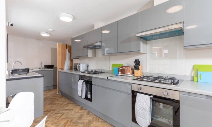 Littlehampton House | Modern and spacious 7 bedroom house