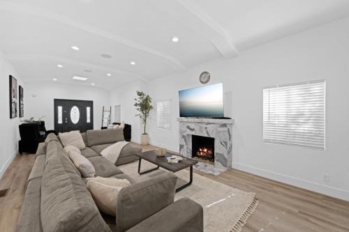 Pico - Robertson Apartment | Modern and Spacious 4 Bedroom Home