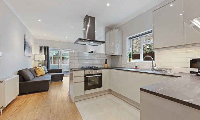 West Ealing Apartment | Modern and Stylish 2Bed/2Bath Ground Floor Flat with Lovely Garden
