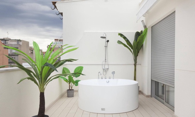 Sagunto Apartment | Modern apartment with terrace, bathtub and TV near the Mediterranean