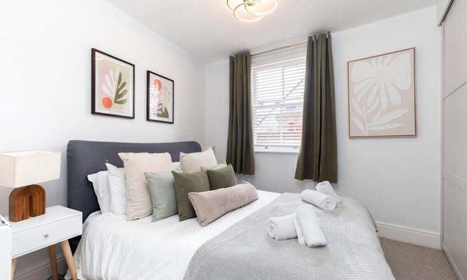 Gloucester Apartment | Modern Apartment By Historic Gloucester Quays