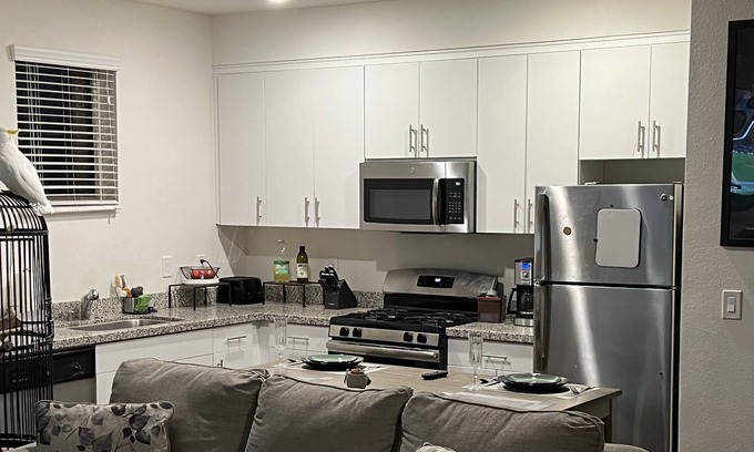 River Oaks Apartment | Modern apartment close to vineyards and downtown
