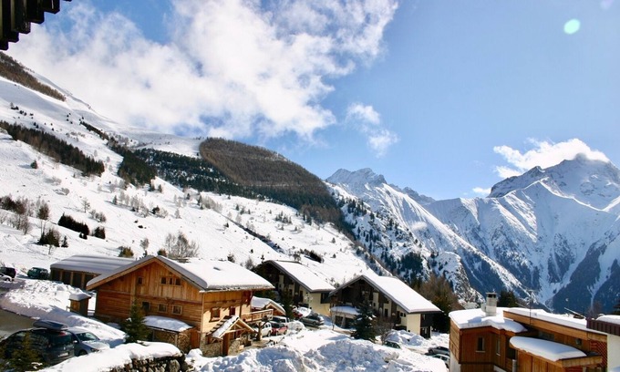 Les Deux Alpes Apartment | Modern Apartment Les 2 Alpes, Panoramic Views Ski-in/out-lift 1min. Free Wi-fi.