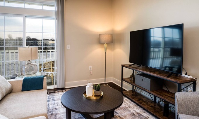 Indianapolis Apartment | Modern Apartment in Prime Location (ID9453X03)