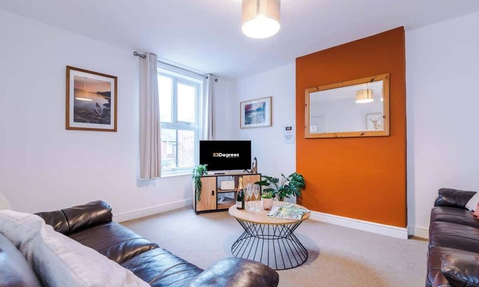 Crewe Apartment | Modern apartment, ideal for business, sleeps 3!