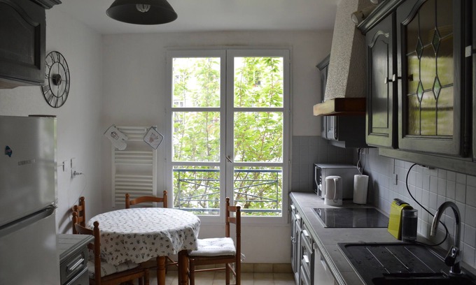 Notre-Dame Apartment | Modern apartment in upmarket condo... Perfect for 2024 Olympics attendance