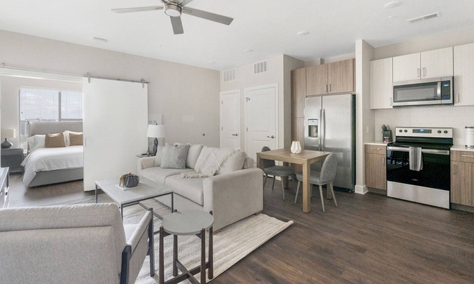 The Gulch Apartment | Modern Apartment in Prime Location (ID9168X02)