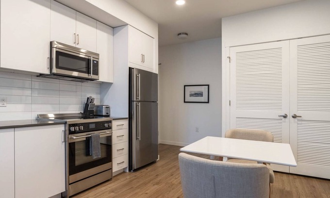 Meridian Apartment | Modern Apartment in Prime Location (ID3104X13)