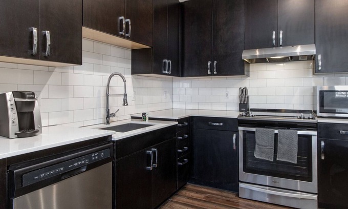 South Lamar Apartment | Modern Apartment in Prime Location (ID4423X48)