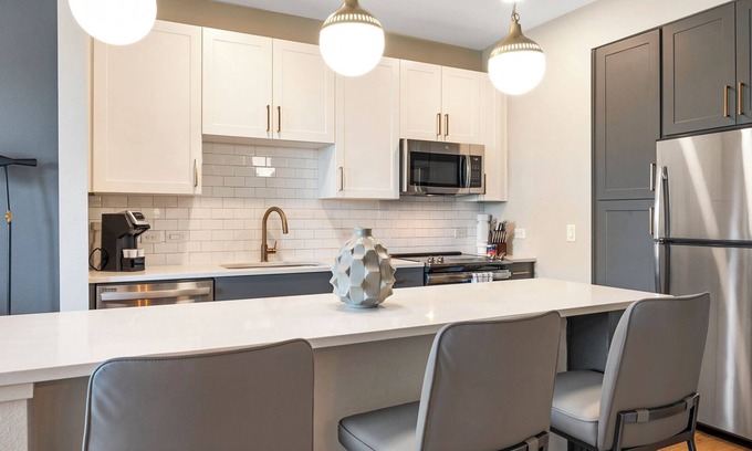 Kessler Apartment | Modern Apartment in Prime Location (ID8282X55)