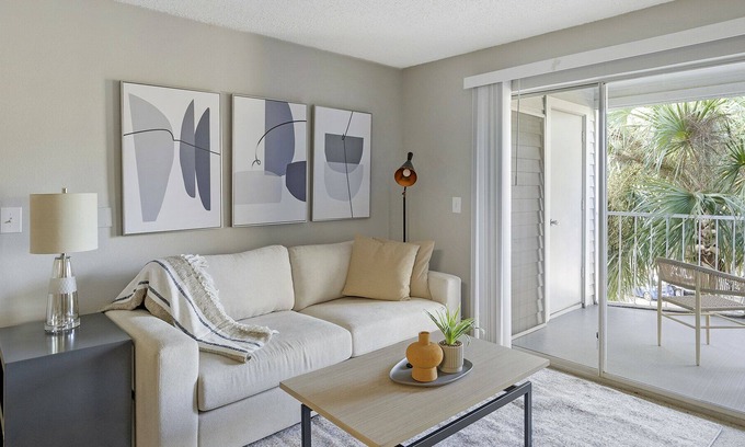 University Apartment | Modern Apartment in Prime Location (ID1231X153)
