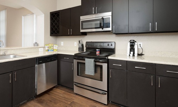 Tampa Apartment | Modern Apartment in Prime Location (ID8400X74)