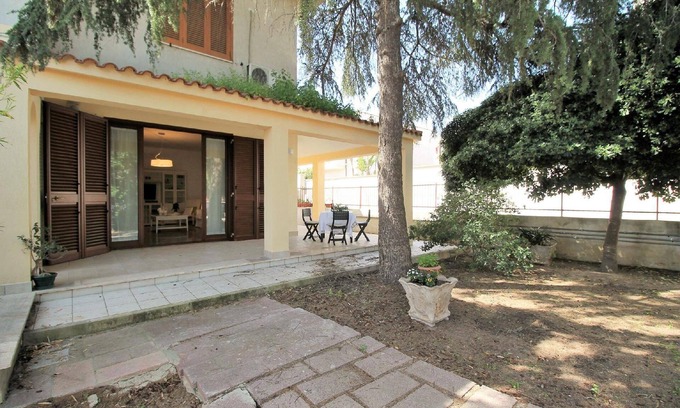 Pulsano Apartment | Modern Apartment in Pulsano with Garden