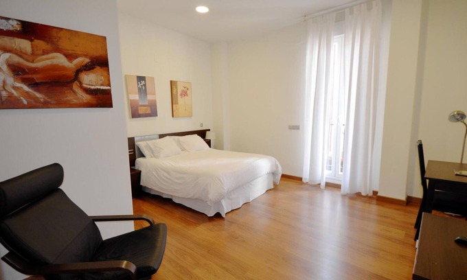 Centro Apartment | Modern apartment in Sol-Gran Vía with balcony