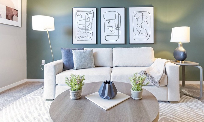 West Central Apartment | Modern Apartment in Prime Location (ID8141X0)