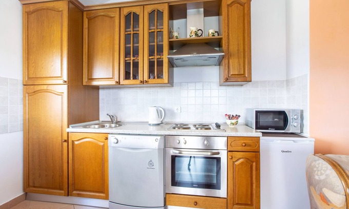 Viskovo Apartment | Modern Apartment in Viškovo with Balcony