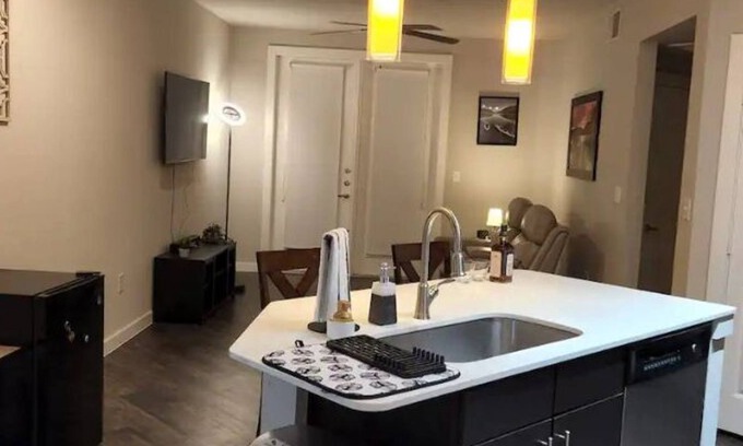 Hunter's Chase Apartment | Modern Apartment N. Austin w/adjustable bed! :D